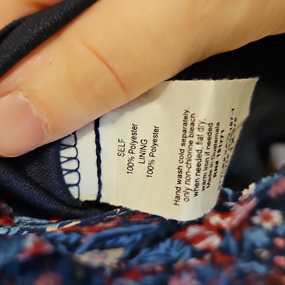 Gilli Floral Shear Sleeve Keyhole Back Tunic Blouse. NWT - Picture 6 of 8